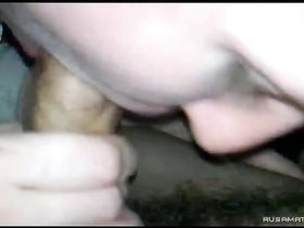 Молодая жена вафлистка делает мужу на камеру домашний минет