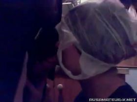 Послушная жена перед камерой делает мужу домашний минет от первого лица